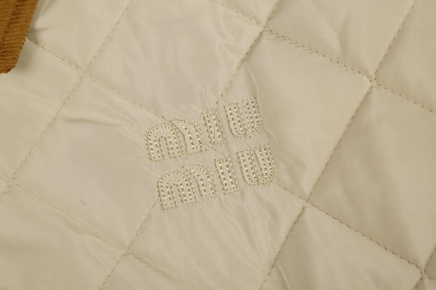 P330 White background picture [Popular item] Style number: 24373# Color: Khaki Apricot Size: S-XL -MiuMiu/MiuMiu 2024aw Autumn and winter hot new logo embroidered lapel three-zip rhombus plaid imitation feather jacket jacket - Ingenuity restoration 4-needle encrypted quilting embroidery three-in-one imitation feather cotton The board is straight and not bloated - Double-layer composite patch Hand-made counter-embroidery Laminated light gold Y-tooth brand zipper - Special shaped cloth foil for collar Correct 7 cm cylindrical windproof cuffs Closed cuffs with one-to-one stacking in front of the car - Miu style outfit 2024 new autumn and winter products Adopt classic diamond pattern quilting design Three-in-one imitation down cotton Light and thin sheets are positive The thermal insulation coefficient is also online Earth desert khaki apricot Maillard wind is full of relaxation to set off a warm autumn and winter atmosphere The collar is made of contrasting corduroy, which is warm and comfortable. The loose silhouette is both comfortable and easy to layer. The slightly gathered design of the cuffs and hem effectively locks in temperature.